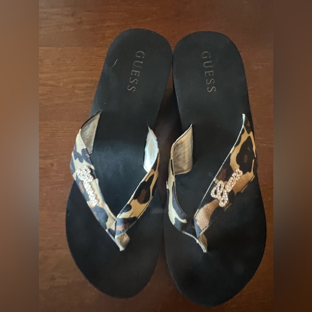Guess Leopard flip flop 8.5